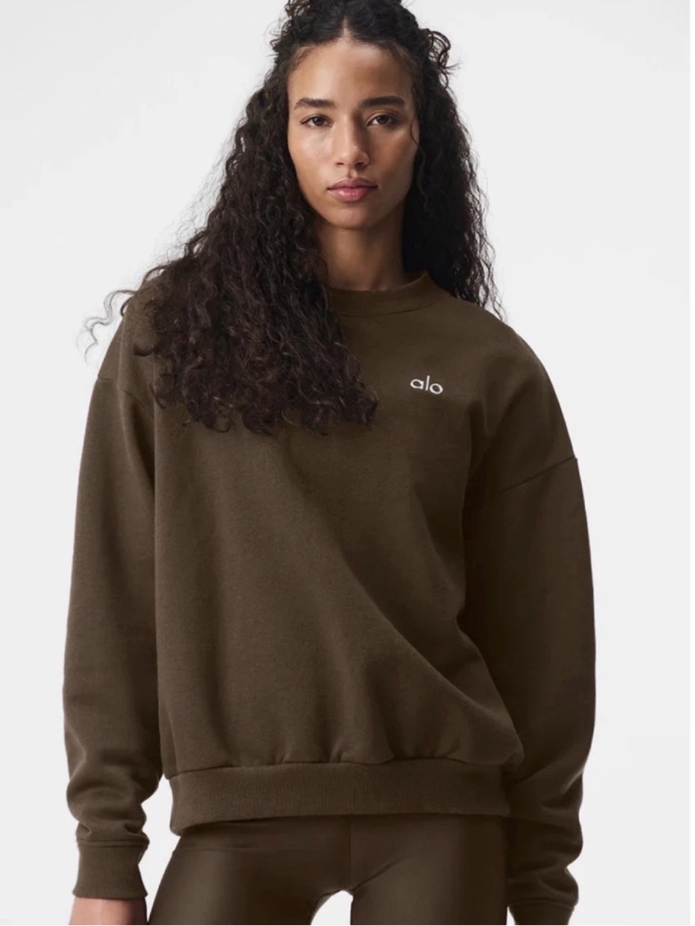 Alo Yoga Accolade Crew Neck Pullover shade Espresso